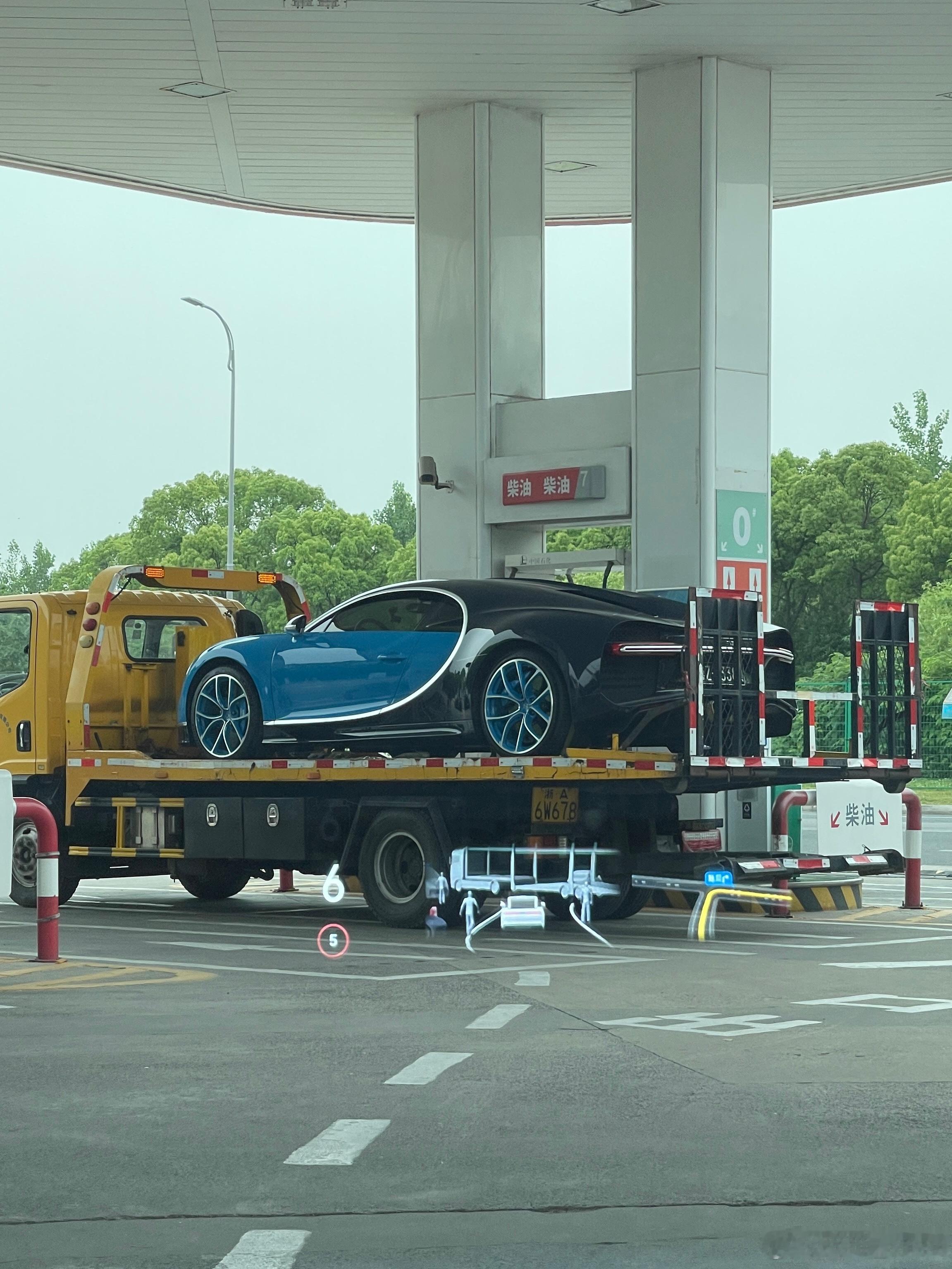 为什么我要开着一辆电车进加油站[doge]​​​