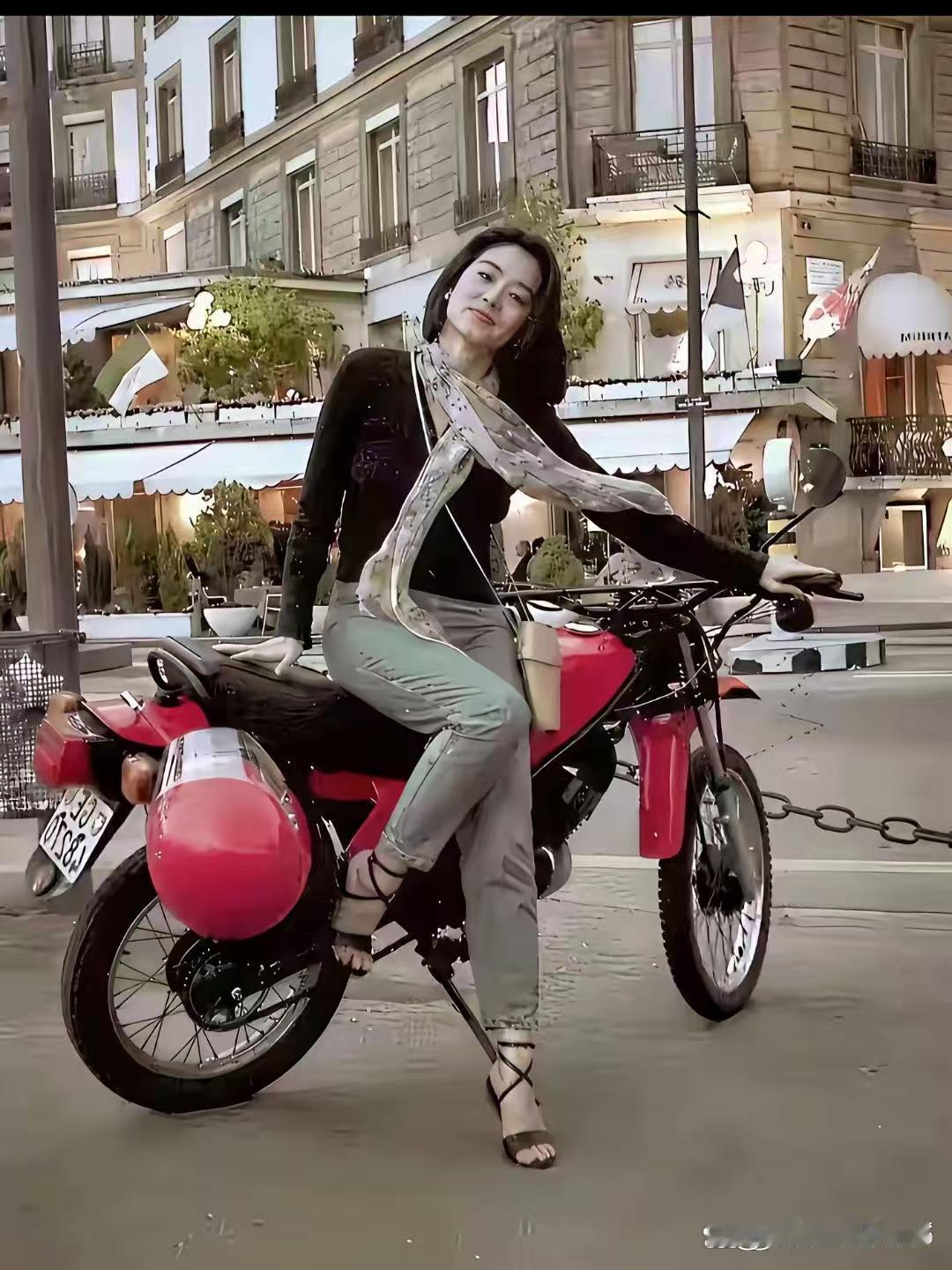 林青霞脚上的这鞋子，放到现在也很流行。