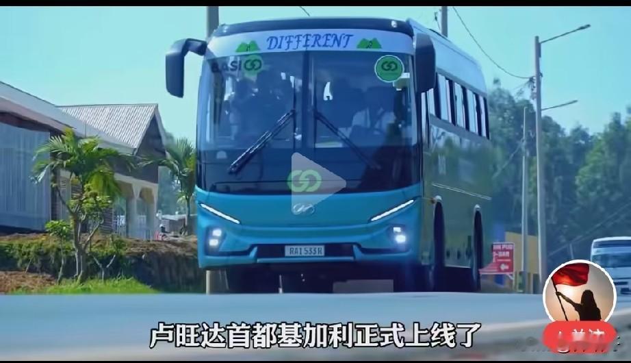 大多数非洲国家凌乱不堪的公交系统，或者没有公交系统，还在黄泥地里。开着破旧汽车执