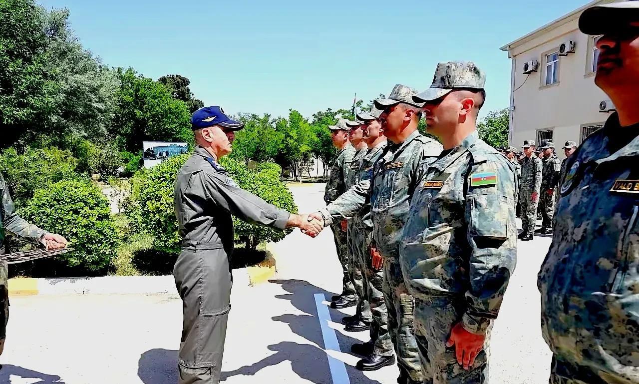 在巴基斯坦接受"枭龙"战斗机培训的阿塞拜疆空军技术人员启程回国，准备正式接收首批