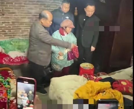 湖南衡阳69岁的独臂奶奶替亡子还债的信息引发关注，老人儿子的万元余债已全部还清，