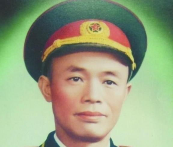 1979年，钟伟将军的弟弟偷牛被抓住，县领导怕得罪钟伟将军，就寄去信您的弟弟被判