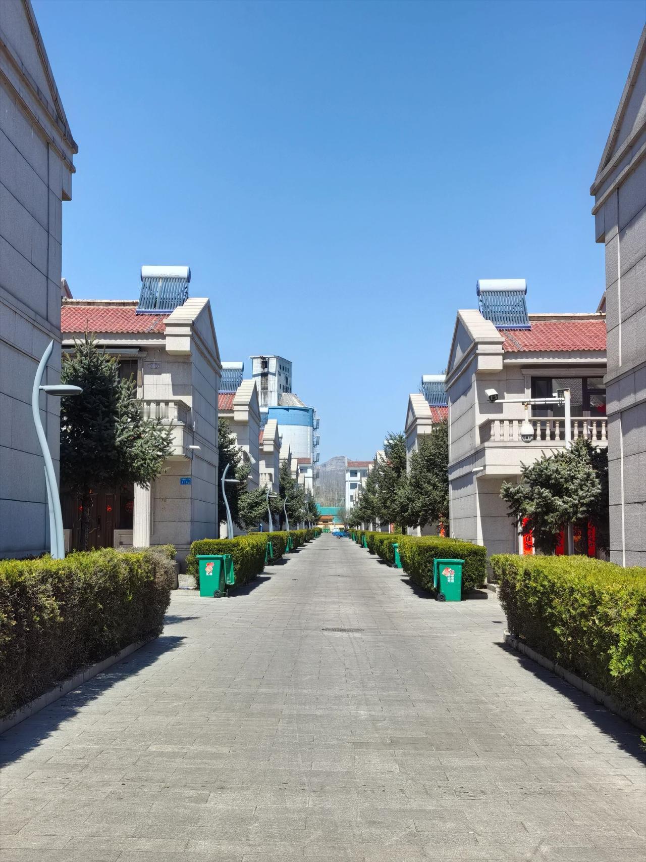 这里是大同杨家窑村，是大同很有钱的村子，家家户户都住着大别墅。