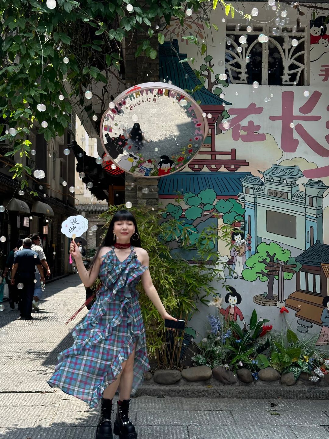 长沙偶遇吴莫愁吴莫愁有网友长沙街头偶遇吴莫愁，日常穿搭随性朴素，没做繁复造型，气