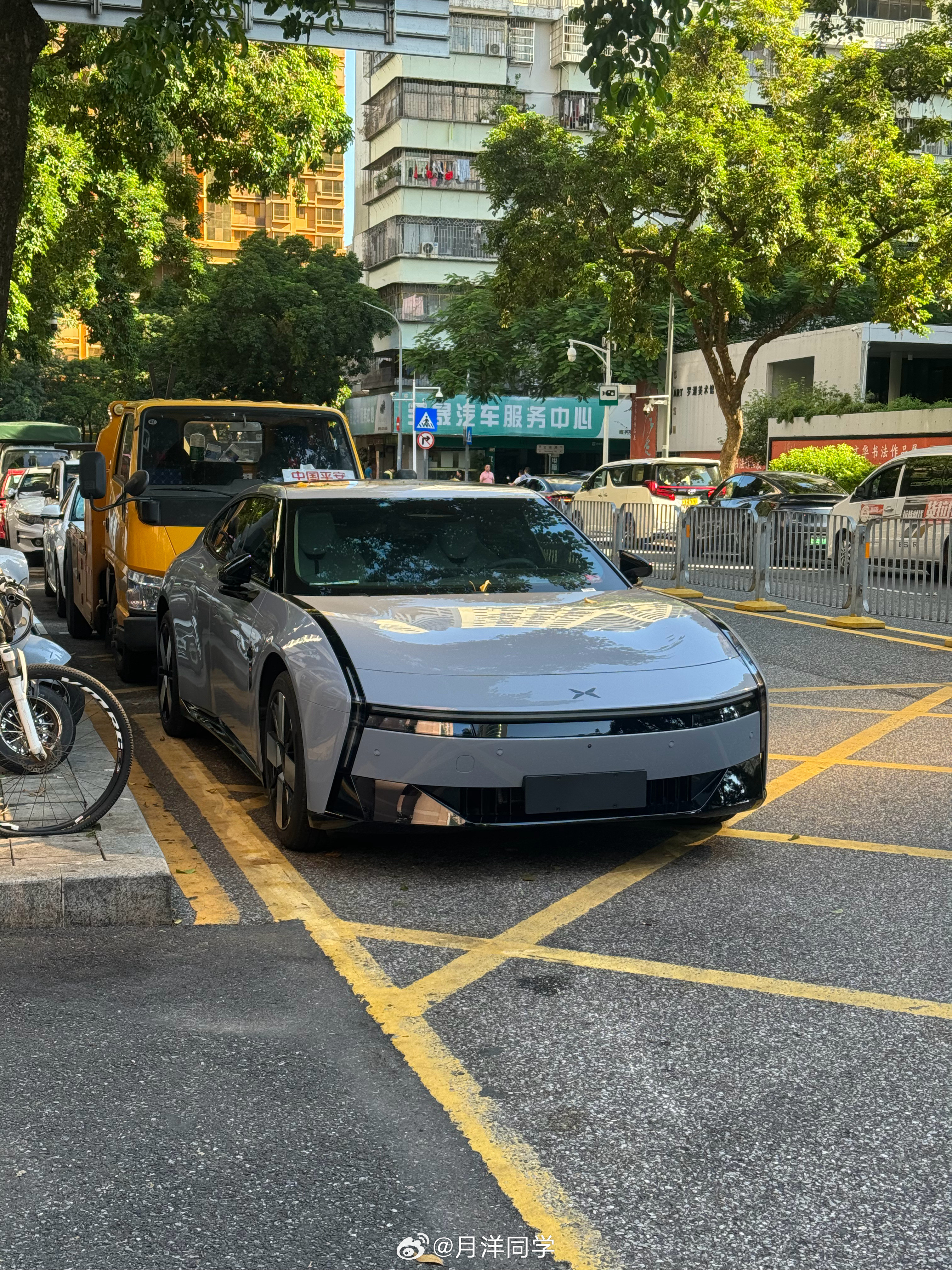 街头路遇一台全新小鹏P7，这造型确实够科幻的​​​
