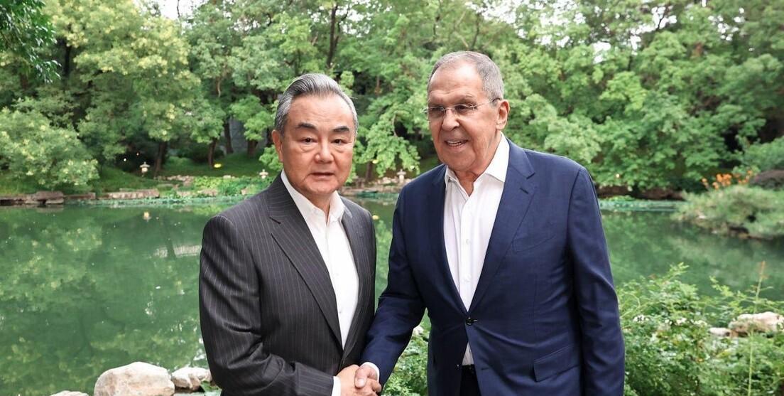 西方傻眼了，中俄喝茶聊天7月13日，俄罗斯外交部长拉夫罗夫抵达中国，他将出席上