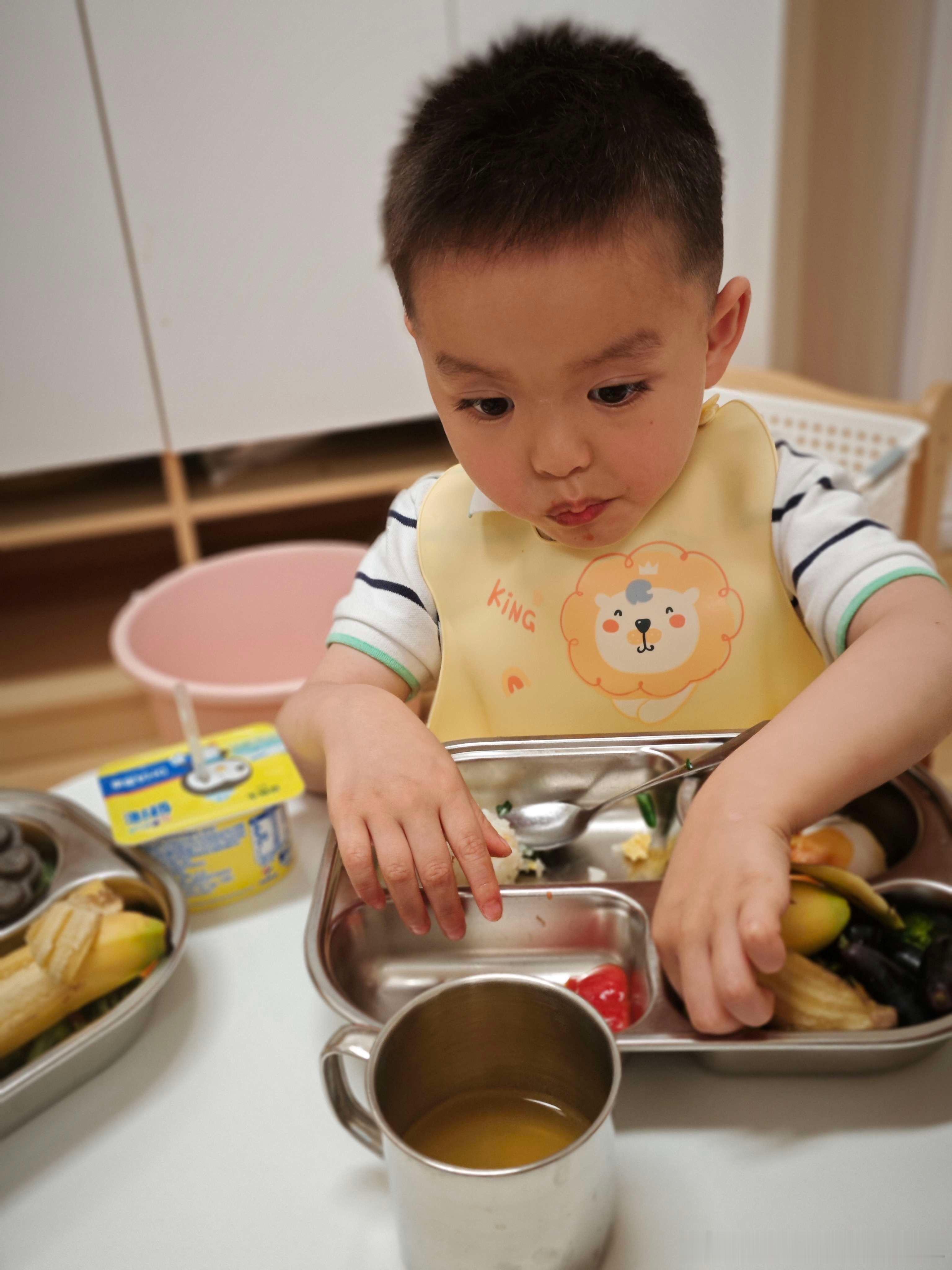 弟弟在幼儿园，喜欢和一个叫wanwan的小女孩一起玩。说以后要和她结婚。最近换位