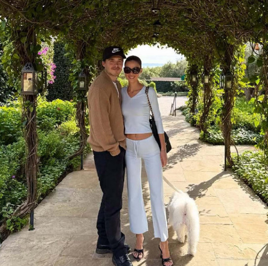 布鲁克林和父母决裂之后，居然晒出了和妮可拉秀恩爱的视频和照片我反正是支持维多利亚