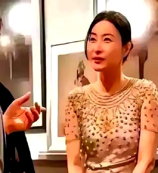 十几年前，郭晶晶嫁进霍家，香港的风水大师们差点把她捧上天，那些算命师傅如今集体