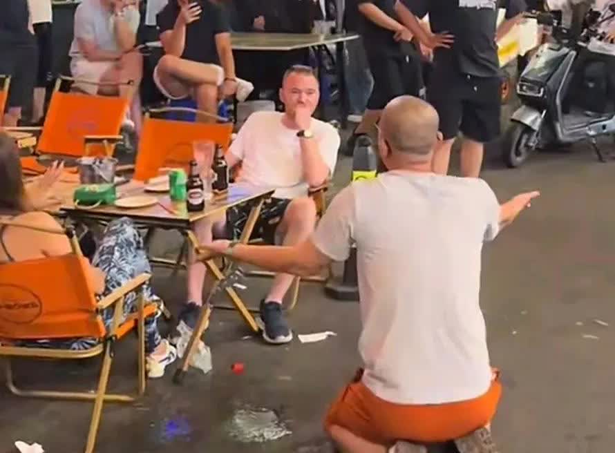 近日，在吉林长春桂林路上，发生惊人的一幕，一名光头男子，当街给一个老外下跪磕头！