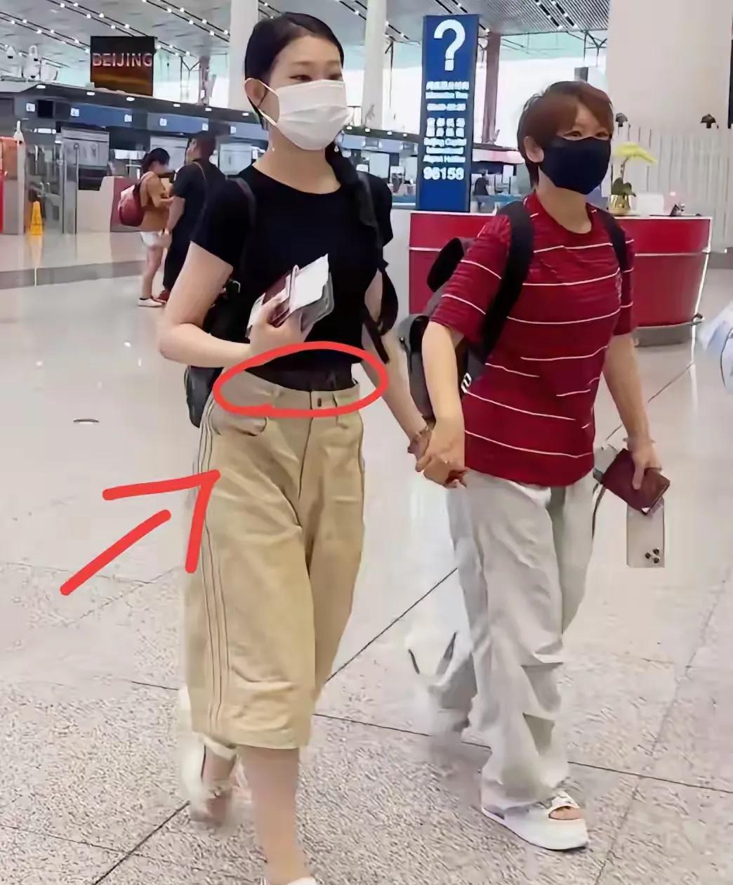 低调接地气，不张扬的母女俩，这才是真正十几岁穿搭的样子，既简单又清好，不像李湘，