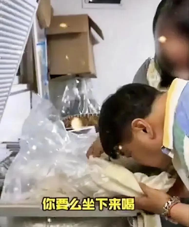 我在想，洪剑涛到底是做了什么，让这个商家这么不耐烦？从洪剑涛门口询问到进门，再到