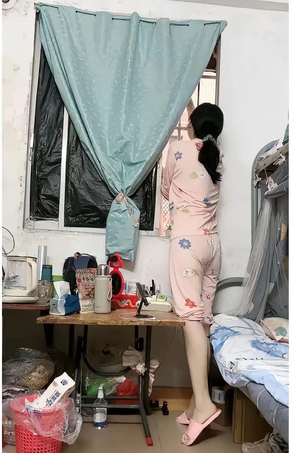 朋友的女儿前几年考上了一个师范大学！出来后被分配到一个离县城80公里的乡村当老师