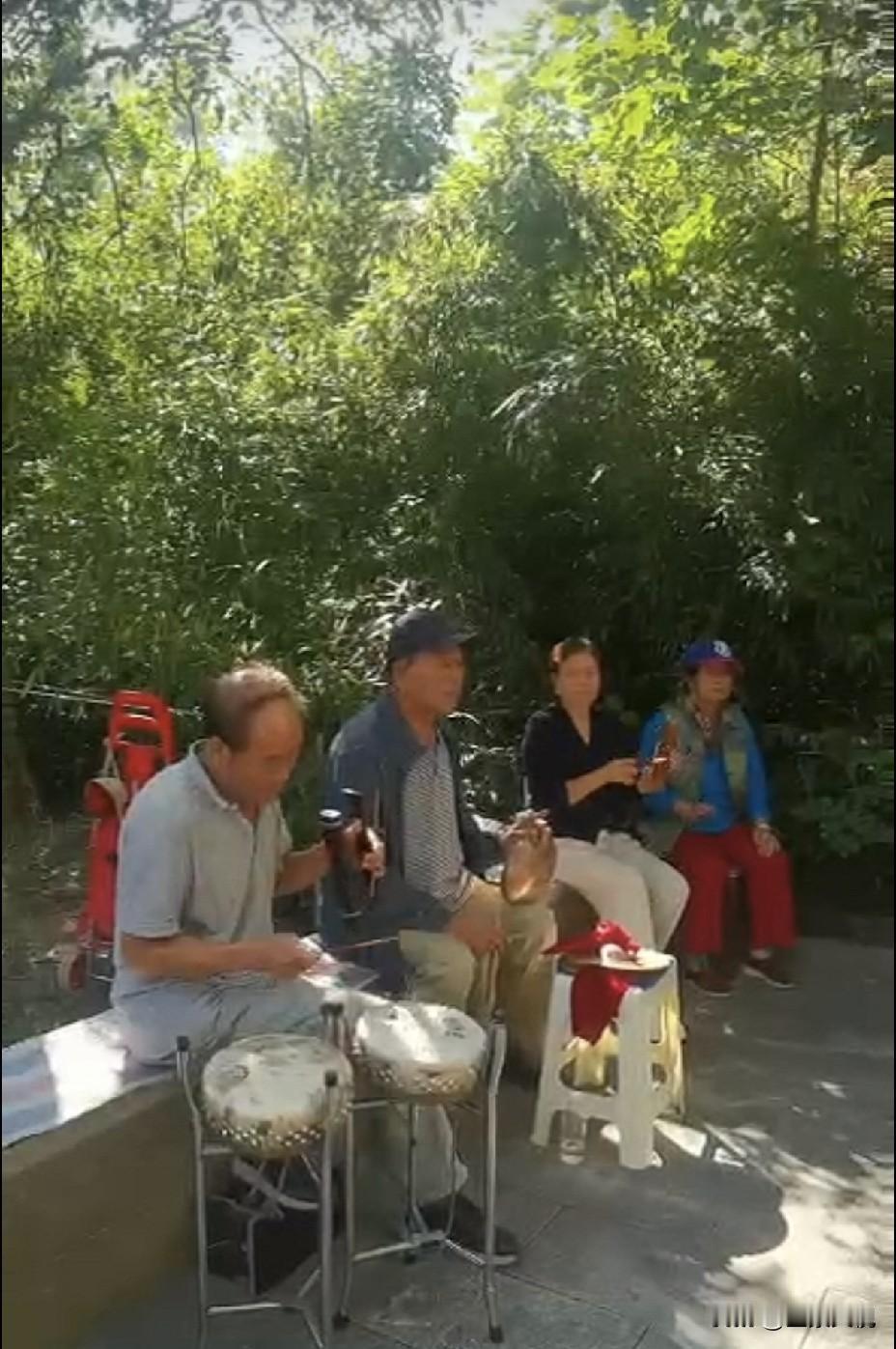 今天自乐班头领约好的叫我拉板胡，可惜孙子不乖，我离不开铜川，没有回西安。