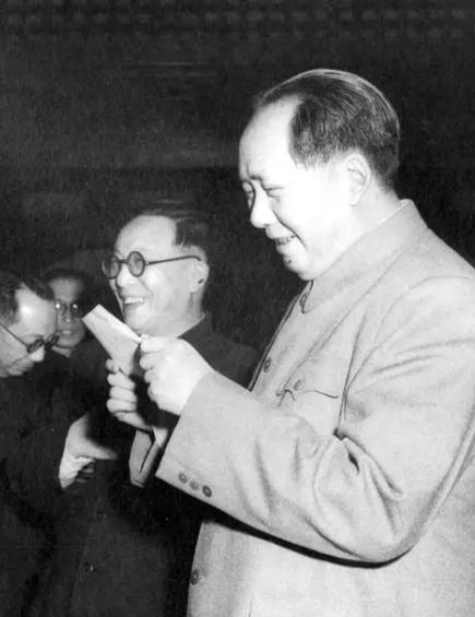历史是经不起有心人去翻的，毛主席在1963年，就指出“文艺界15年来基本不执行党