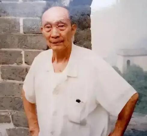 1939年，日军召开宴会，军统特工詹长麟趁机混入其中，他拿出了一包剧毒，悄悄撒进