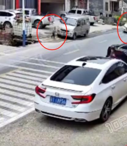 “不坐牢天理难容！”男孩突然冲出马路，被正常行驶的汽车刮倒！怎料，男孩父亲不分对