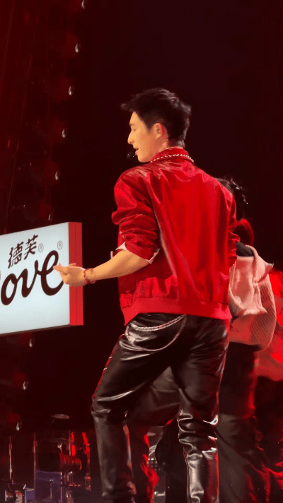 危晋宇来给檀健次交作业了舞这么猛还能完美演绎，危晋宇的舞台掌控力绝了！华晨宇都