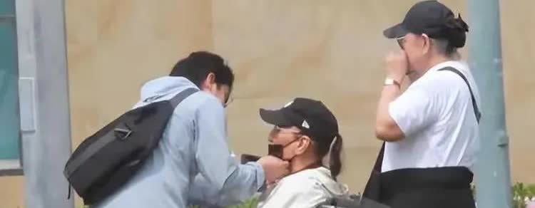 5月27日，88岁香港影坛传奇谢贤（“四哥”）被拍坐轮椅，由两位菲佣陪同逛公园。