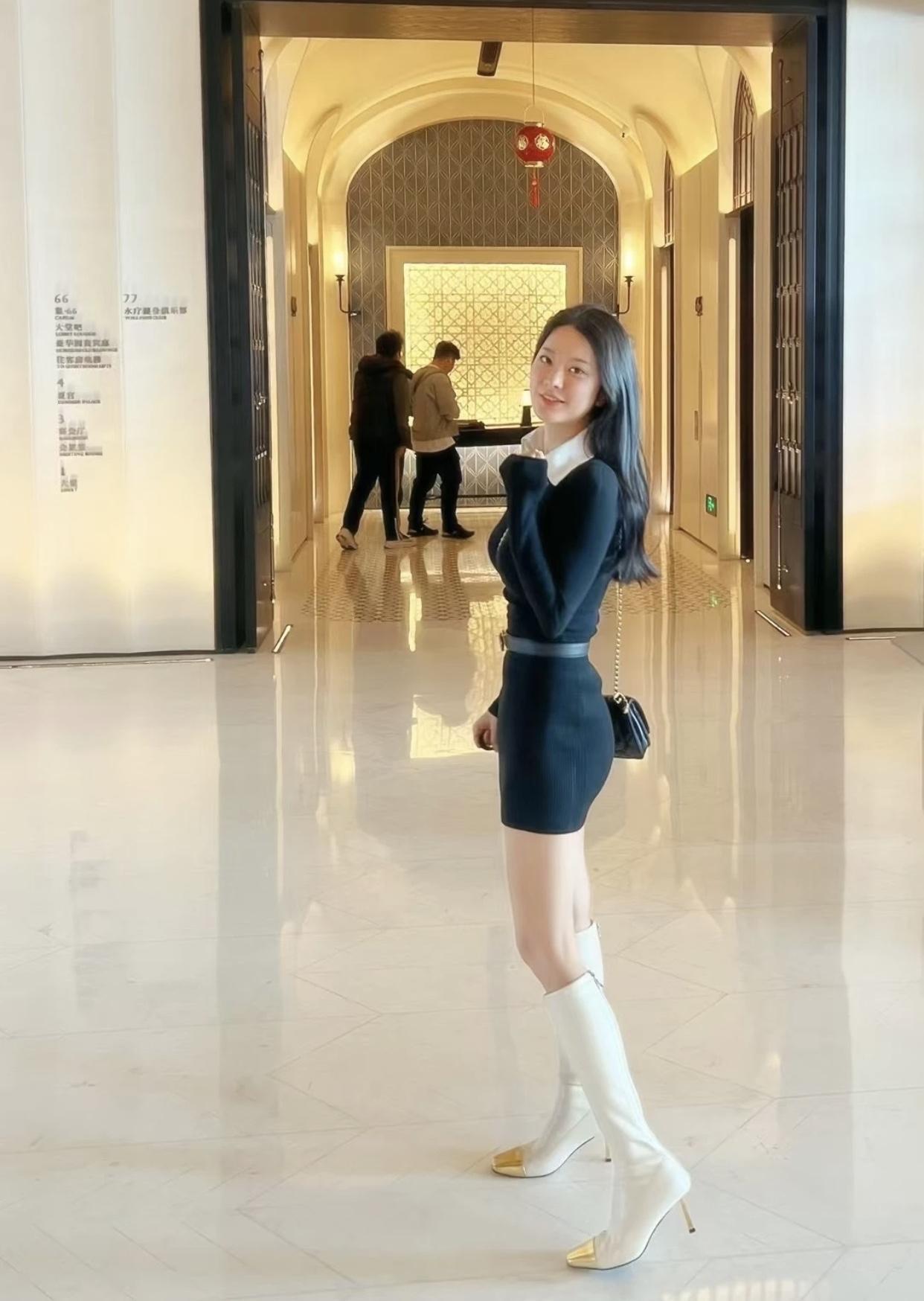 女人什么时候最迷人有魅力女人笑起来超迷人，灿烂笑容让人倍感温馨。妆容精致、衣着得