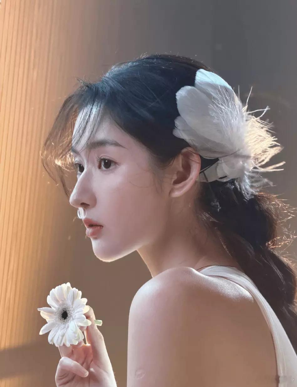 分享娱乐分享娱乐王玉雯白裙展现灵动舞姿雏菊点缀温柔氛围