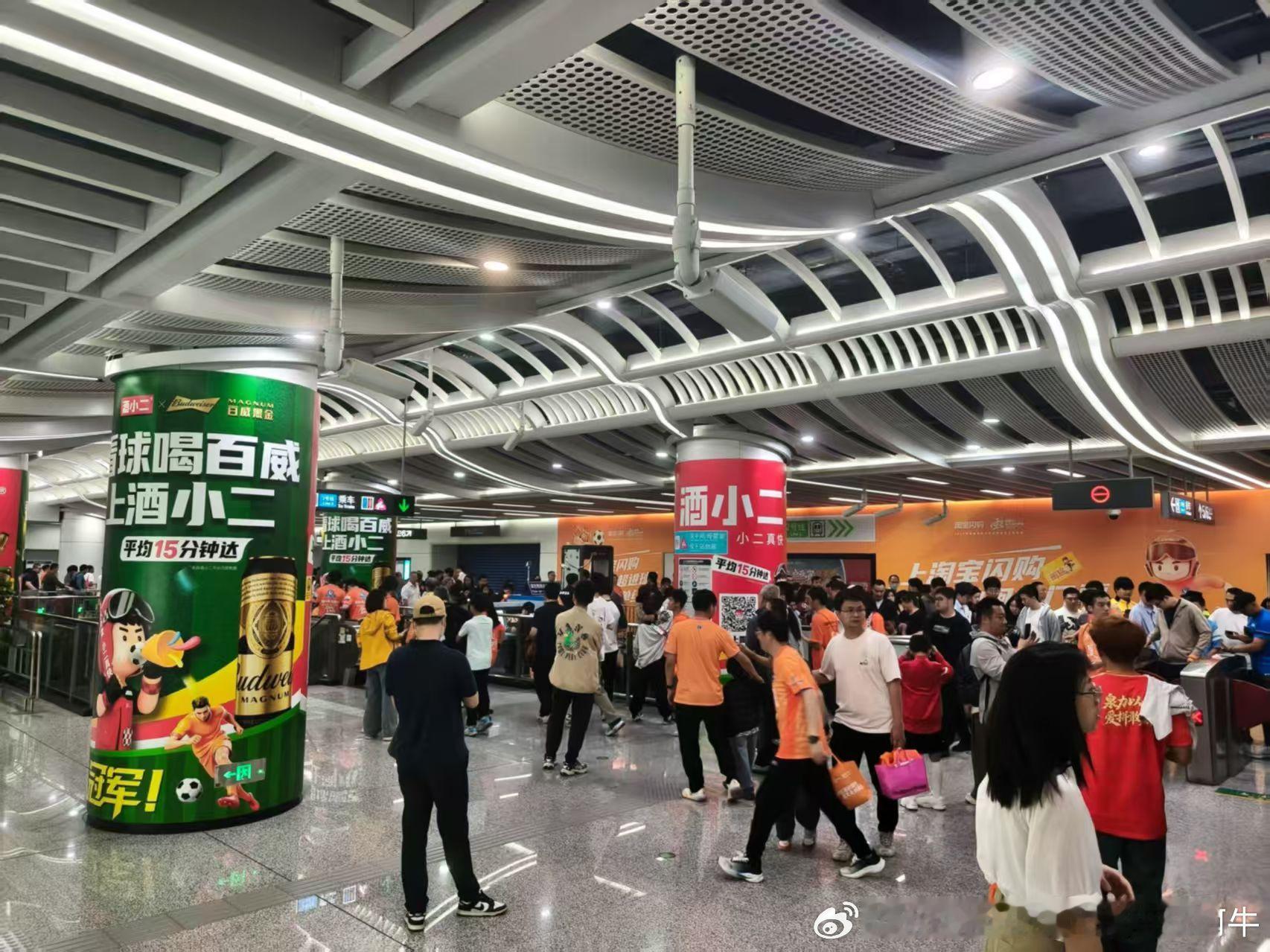 厦门地铁网友投稿：2026-05-10（周日），21:45，当日闽超厦门主场对泉