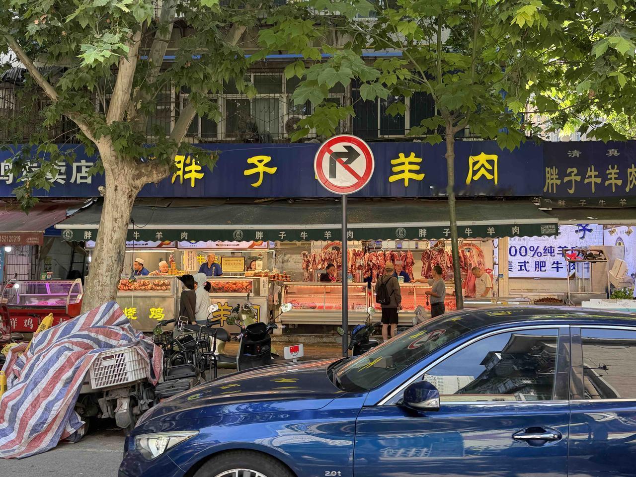 今天上午，我在西安市八十二中门口，拍完考生考完上午的高考试，走出考点的视频后，就