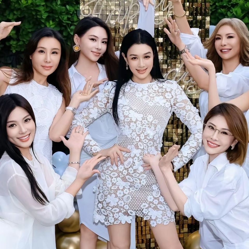 钟丽缇分享56岁生日宴现场照，时间仿佛在她身上忘了流逝！状态好到令人惊叹，完全看不出岁月痕迹，满脸少