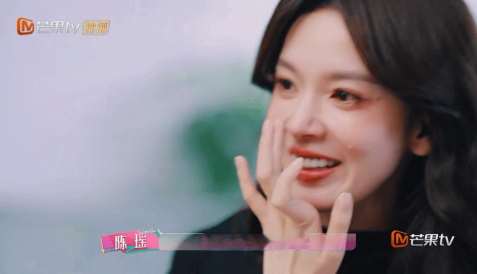 陈瑶看爸爸表白妈妈哭了我家那闺女内敛的爸爸鼓起勇气向妈妈告白，两人害羞不敢对视，