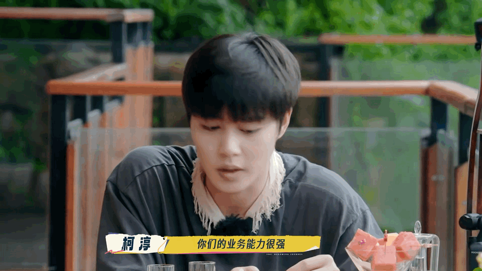 柯淳和刘嘉玲说：“我感觉香港演员离我们很远。”刘嘉玲不解，问：“为什么？”柯淳说