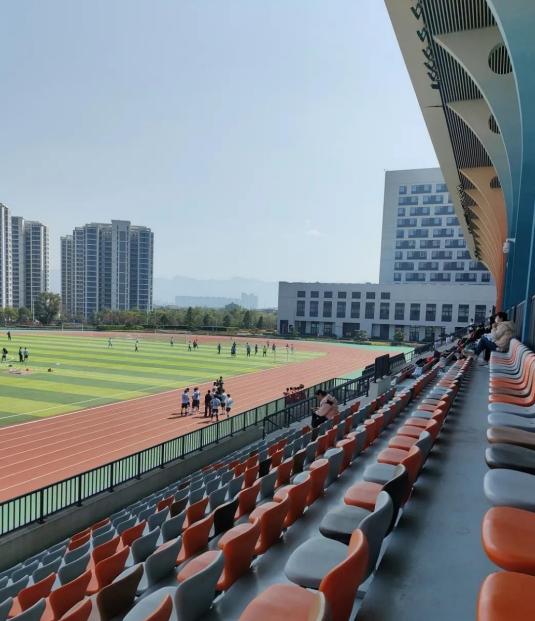 每年大约有8万名非洲学生来到中国留学，这个数据一公布，舆论很快就跑偏了，有人觉得