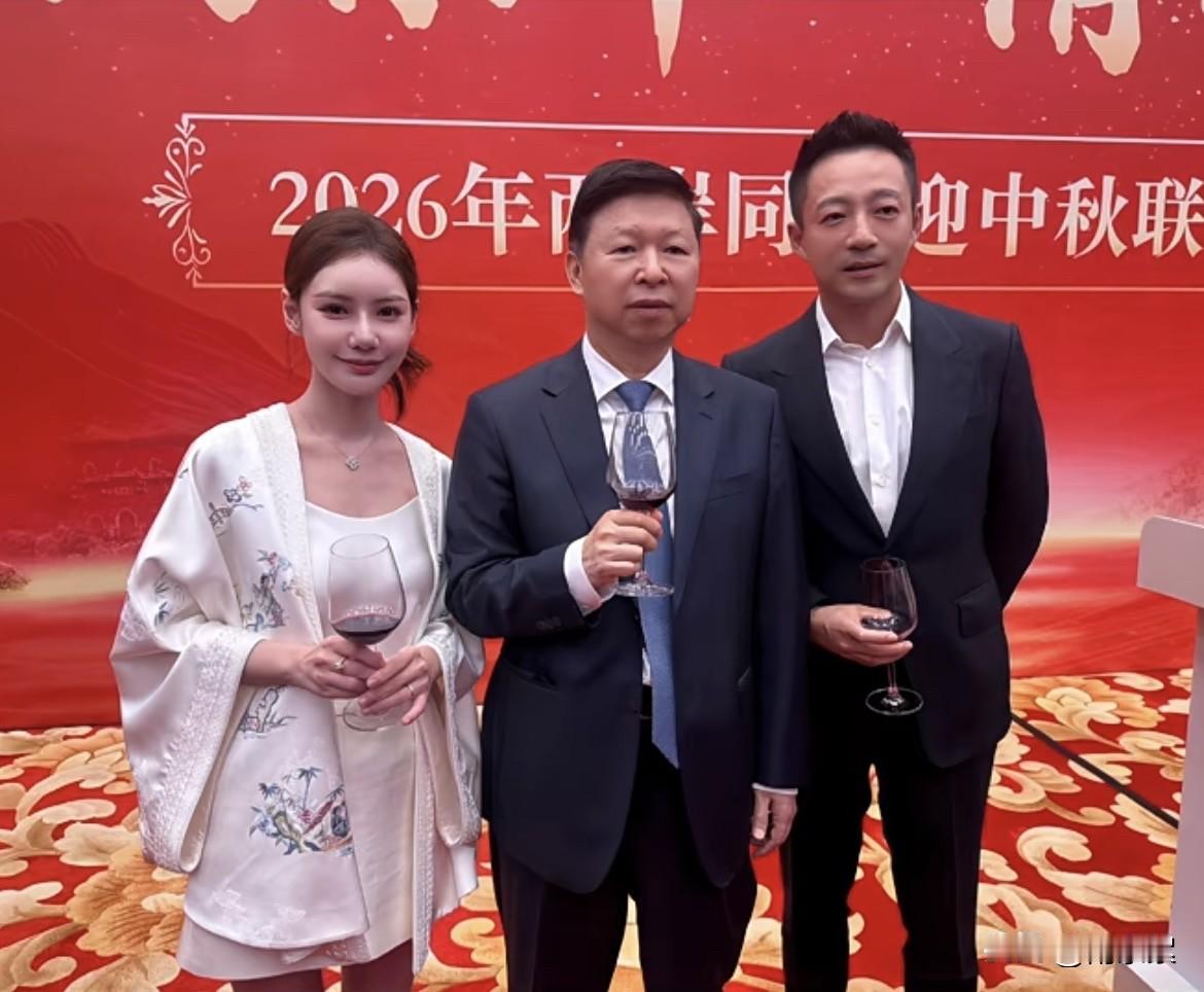 这一幕着实亮眼：汪小菲夫妇在今年两岸中秋联谊晚会上，与宋主任一同合影！抑不住