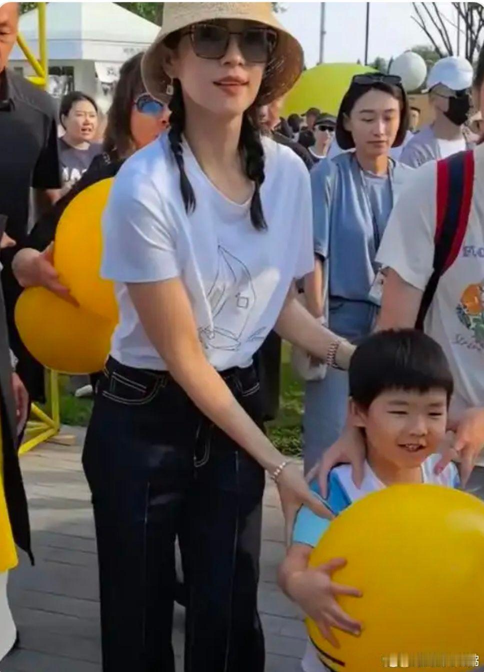 章子怡儿子简直就是爸爸汪峰的迷你版，基因好强大！