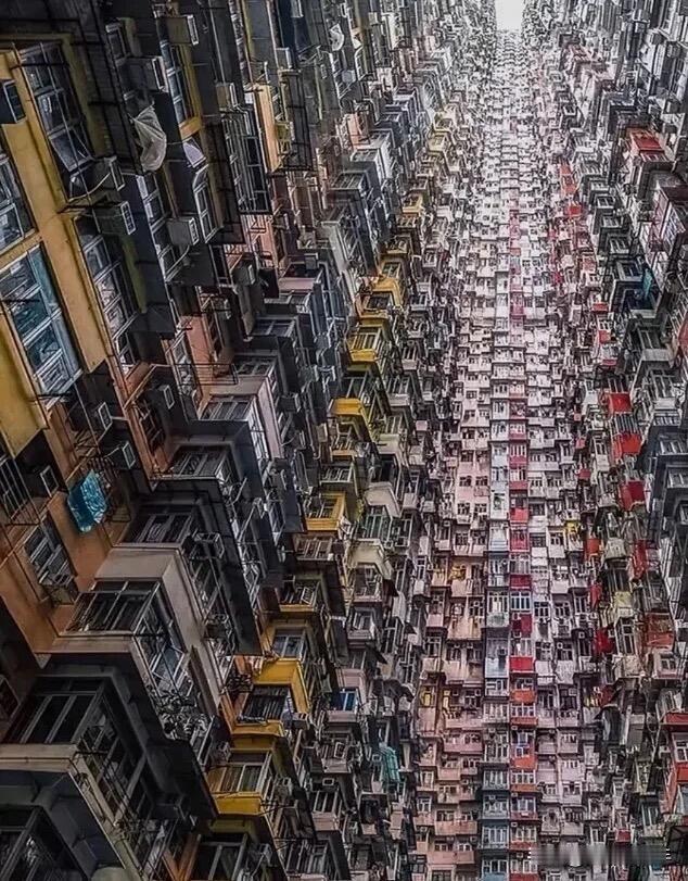 好朋友五一假期去香港，给我分享了香港最真实的一面，这样的居住区，真的让我大开眼界