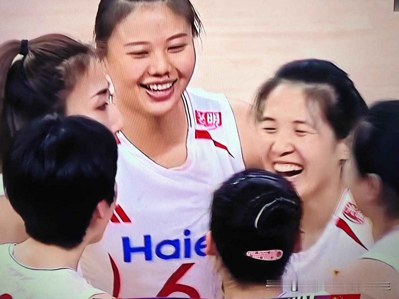 中国女排3比0战胜法国女排，有几点非常值得肯定一是主教练赵勇的临场指挥调度