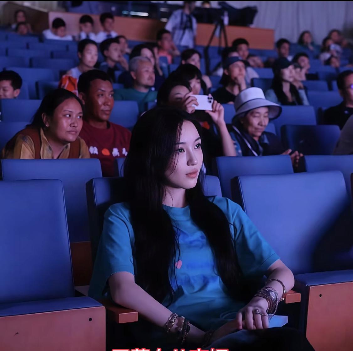 李亚鹏的外债估计很快就能还清了。李嫣现身李亚鹏直播间,首秀带货2300万。带