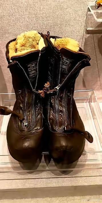 朝鲜战争时缴获的美军皮靴手套，看起来质量非常好，尤其是那时候的皮靴，外面是皮子，