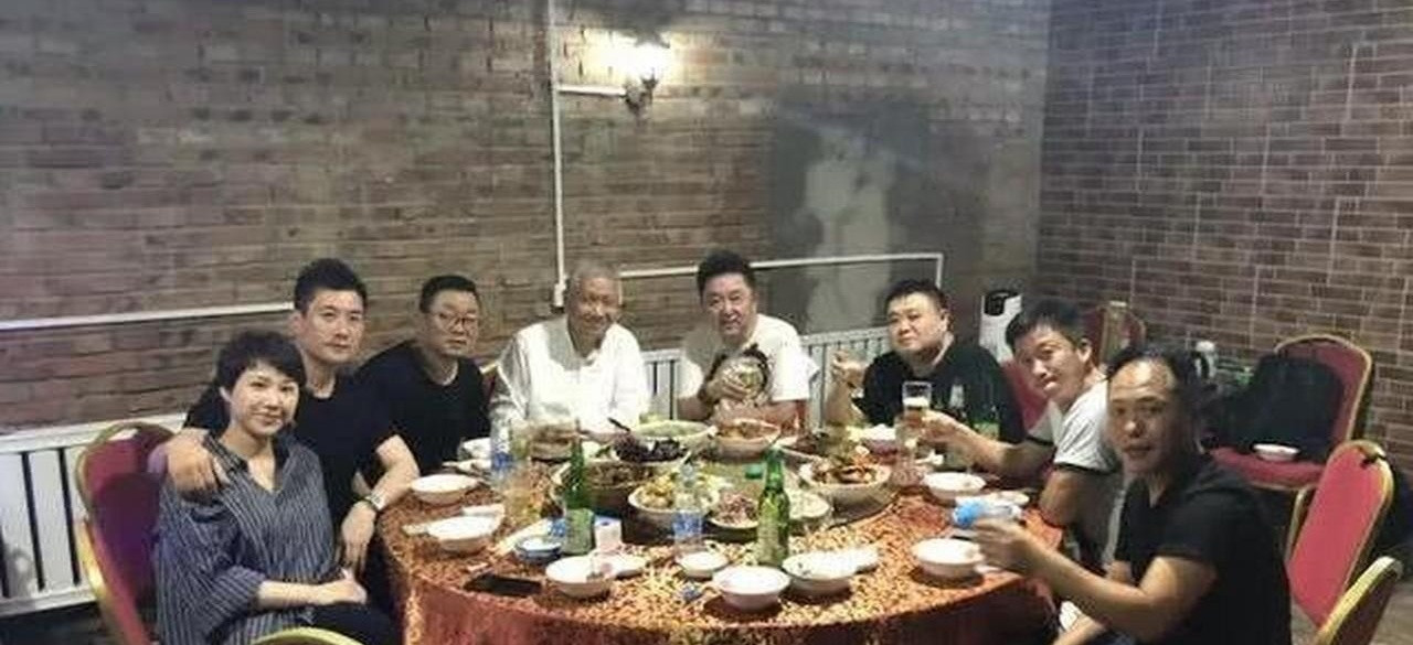 谁能想到，吴京、于谦、马未都这三位大佬坐一块儿，桌上居然没有茅台龙虾，只有几瓶平价啤酒？照片里那桌菜
