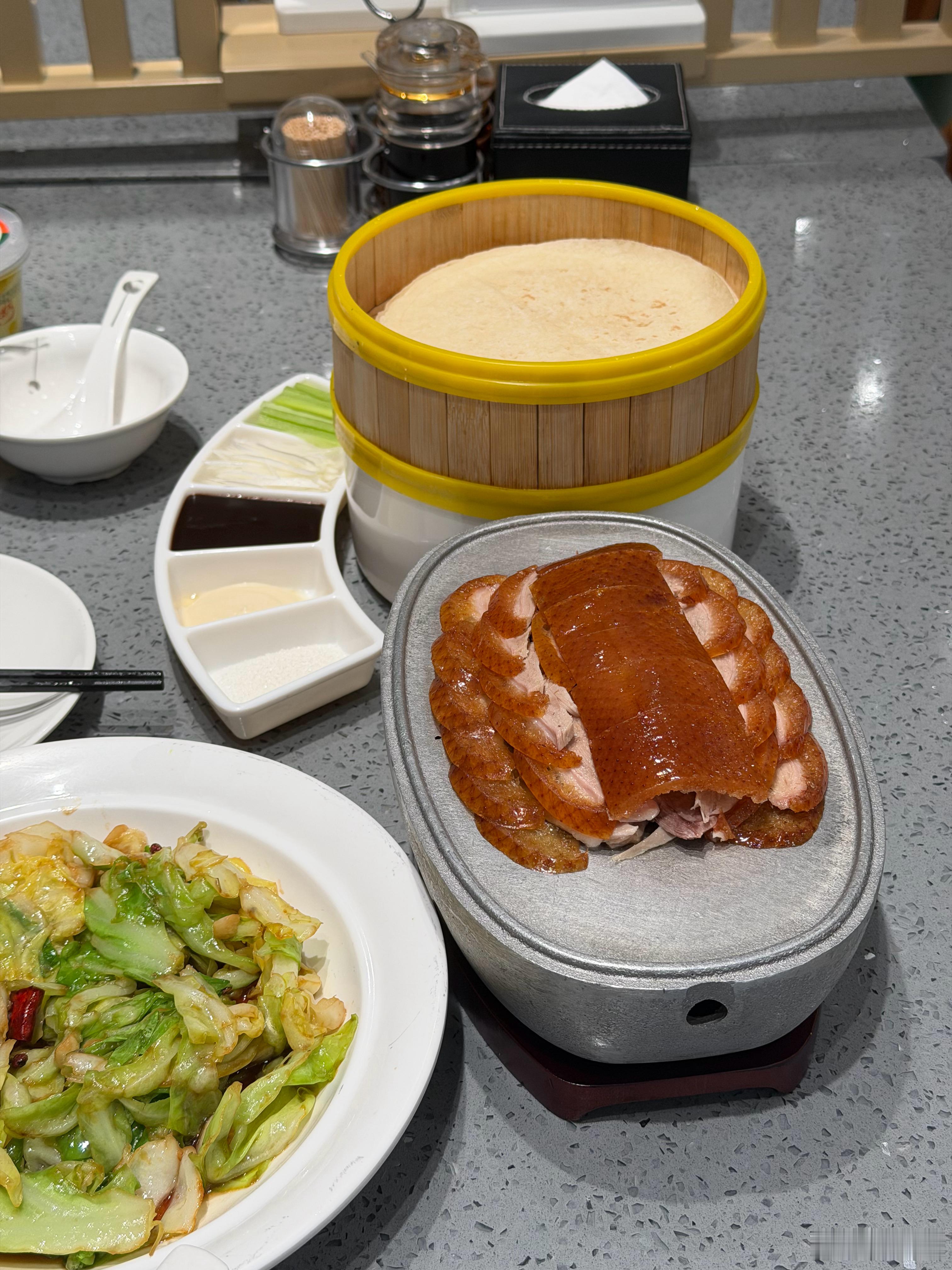 同事给总结了一句老话：吃烤鸭不被坑，就去紫光园。哈哈哈确实便宜