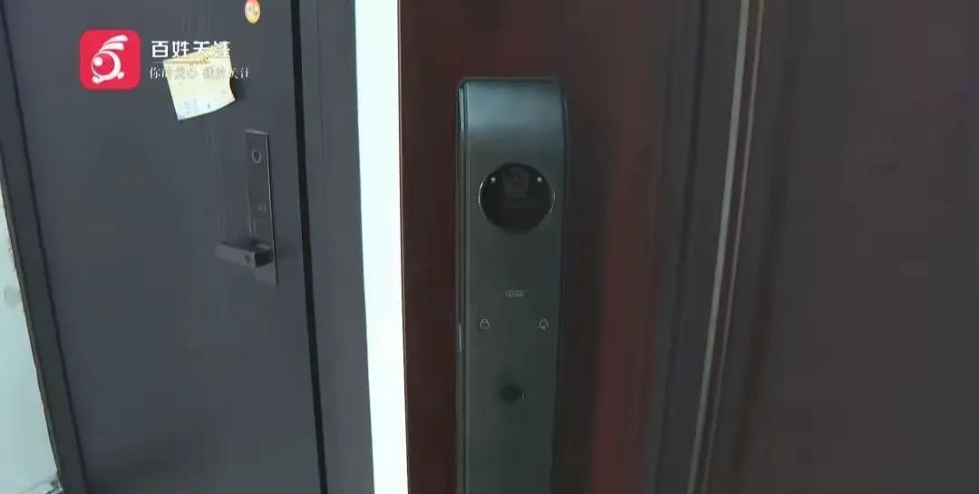 贵州，一女子刚搬进新家3个月，2名男子“不请自来”了，深更半夜的，不但想开她家的