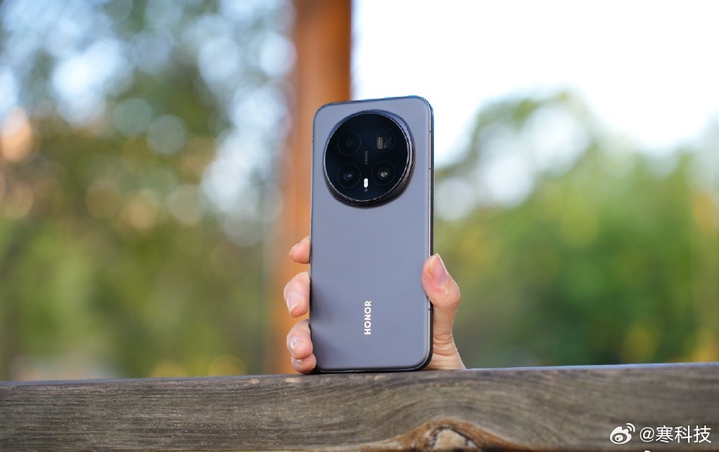 用了大半个月Magic8Pro，整体感觉是“硬核实用派旗舰”，优点戳心但小