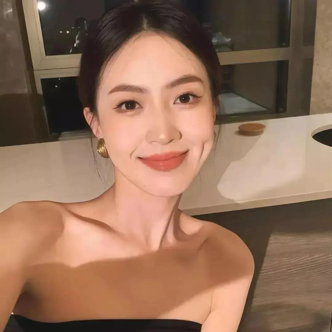 精致妆容，微笑自拍，优雅气质，时尚穿搭。甜美自拍精致少女自拍气质女孩自拍微