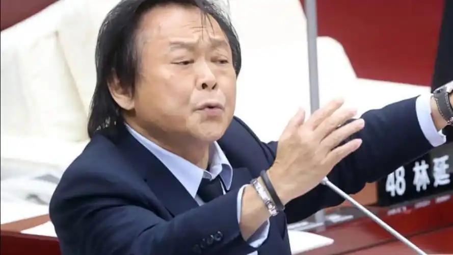 王世坚、于北辰陆续走红后网友神评：干脆搞个“坚辰当道”组合算了！最近，绿营“