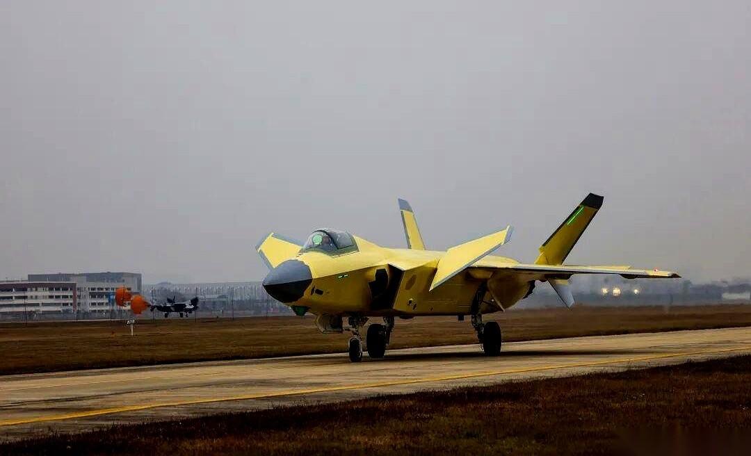 刚刷到一个消息，直接给我看愣了。5地，10型，体系化试飞。好家伙，那照片一出