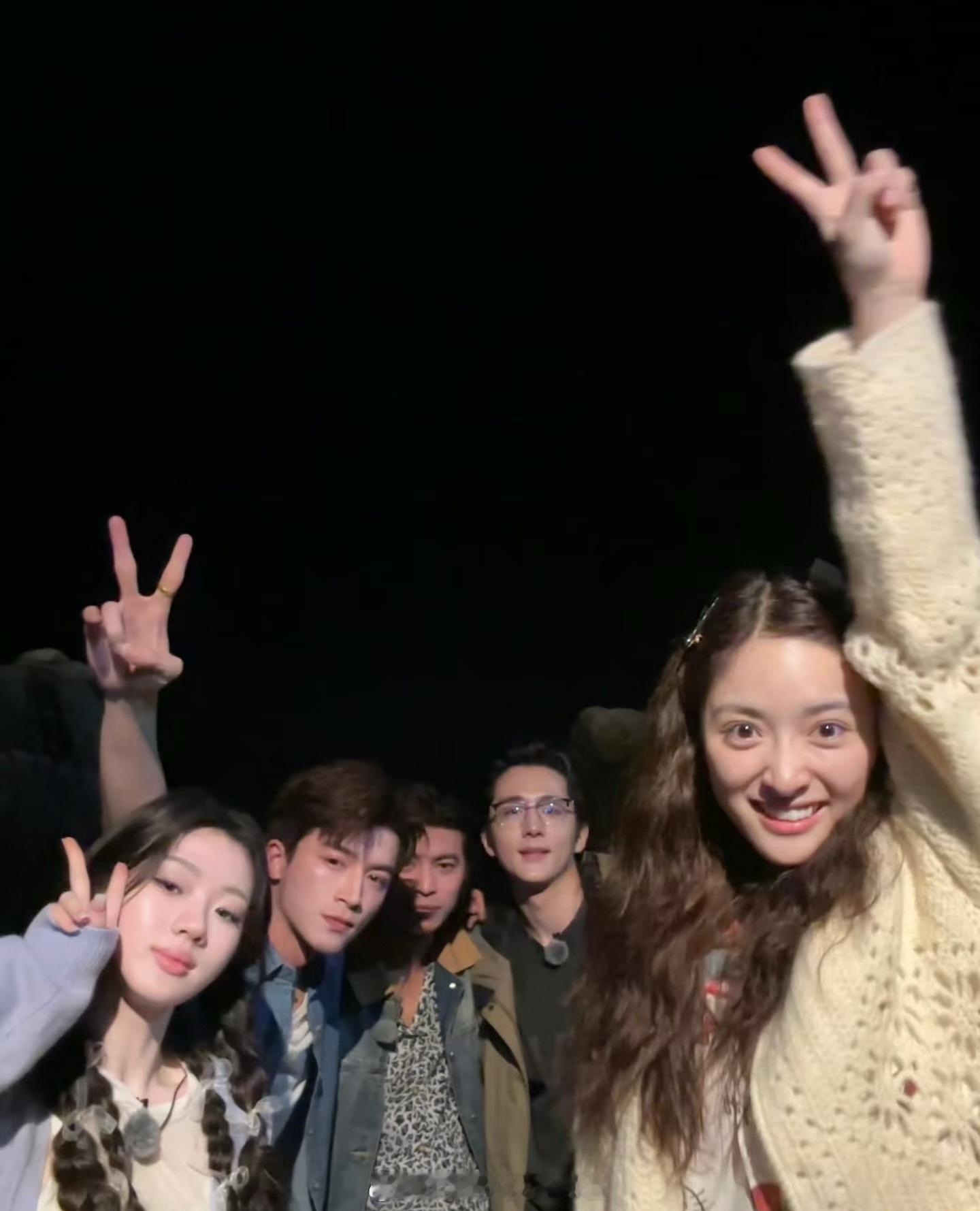 好绝的合照！！放大看沈月！！