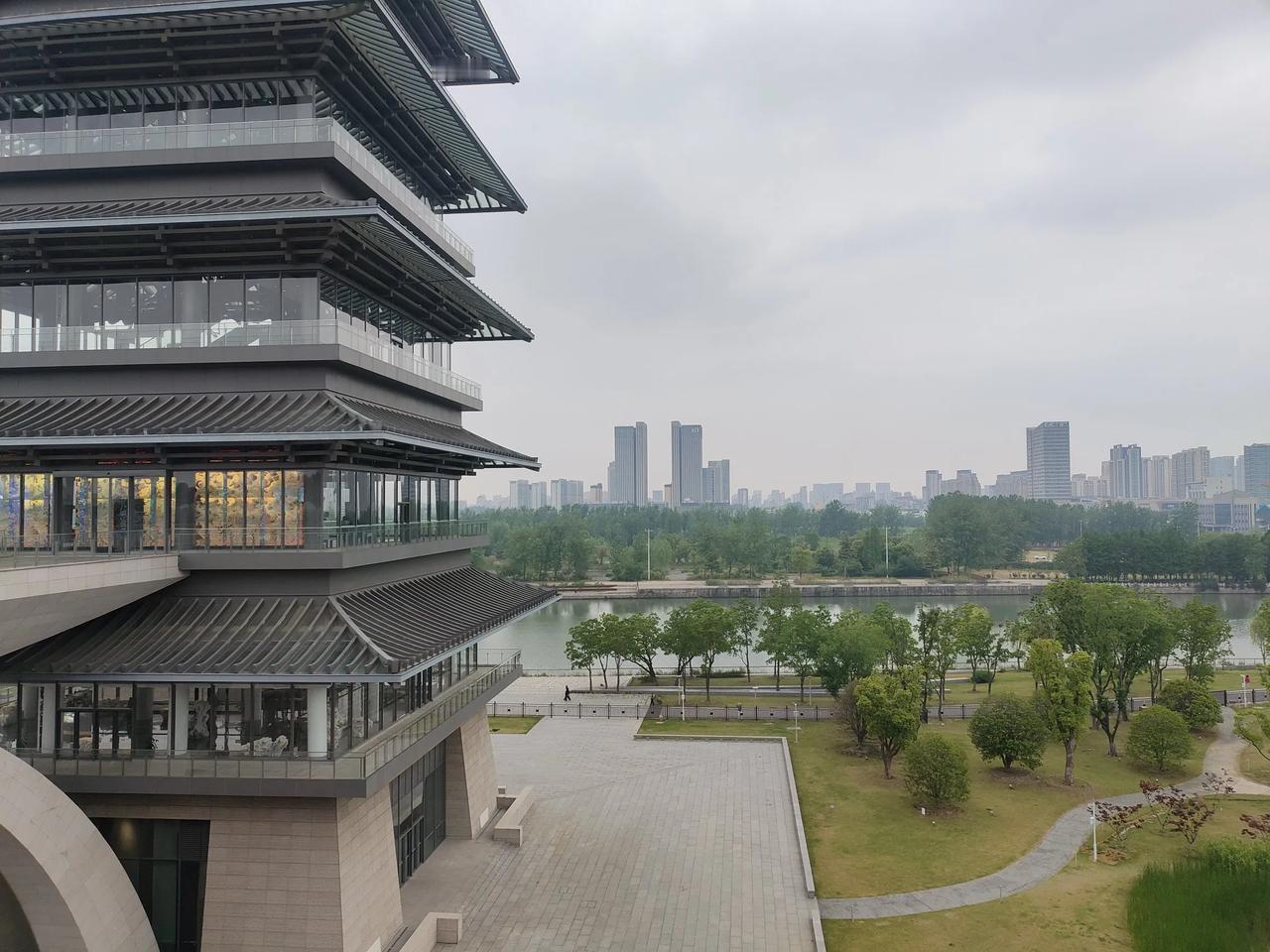南京博物院和大运河博物馆都非常好，值得一看，相比之下大运河博物院趣味性更浓一些，