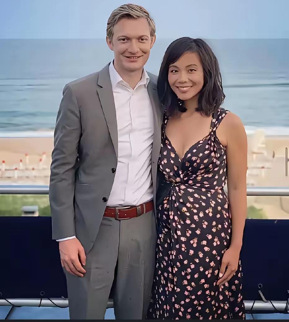 蒋维佳这张与友人的留影背后，藏着一段超厉害的故事。她1983年出生于福建厦门，2