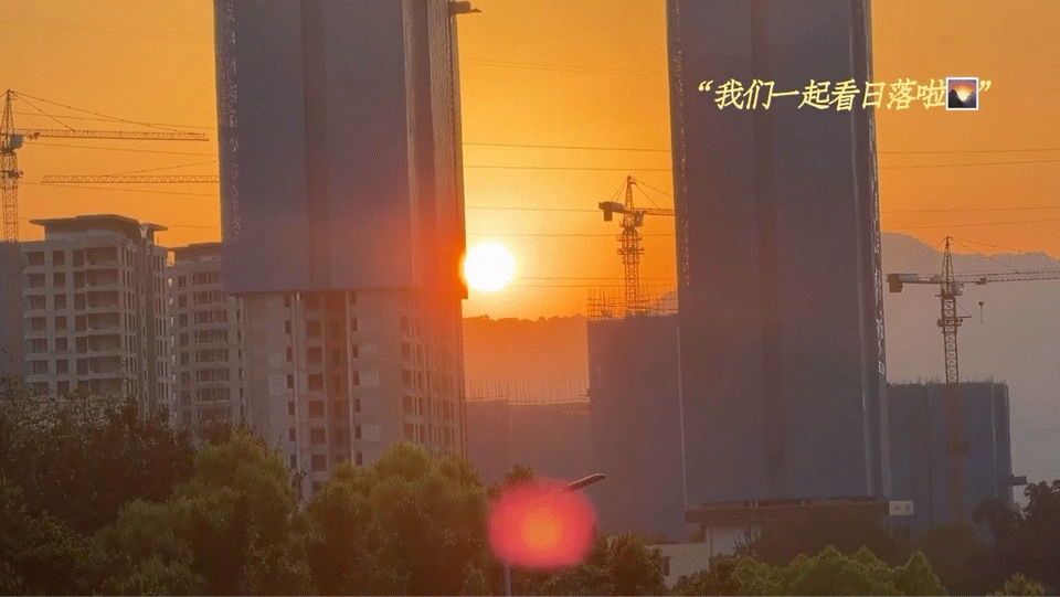 徐若晗镜头下的重庆日落徐若晗拍的重庆日落天际落霞漫卷山城，徐若晗用相机收录重庆黄
