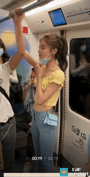摘掉口罩后才发现是前女友…