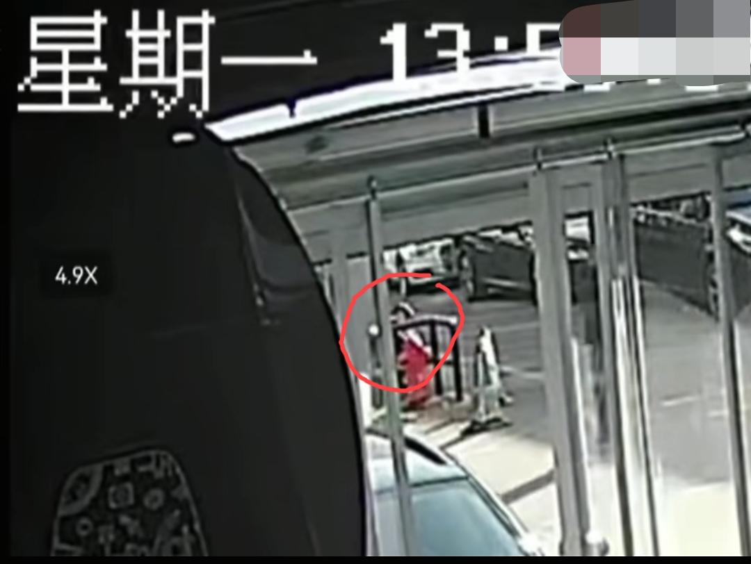 杭州某米交付中心车祸事件，另一个监控视角曝光。蹲在路边的人，是被车的侧边撞到的…